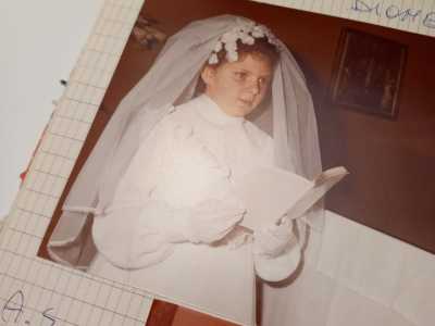 ...ma anche foto personali dei singoli bambini ritratti durante la loro prima comunione o mentre giocavano nel giardino della propria casa
